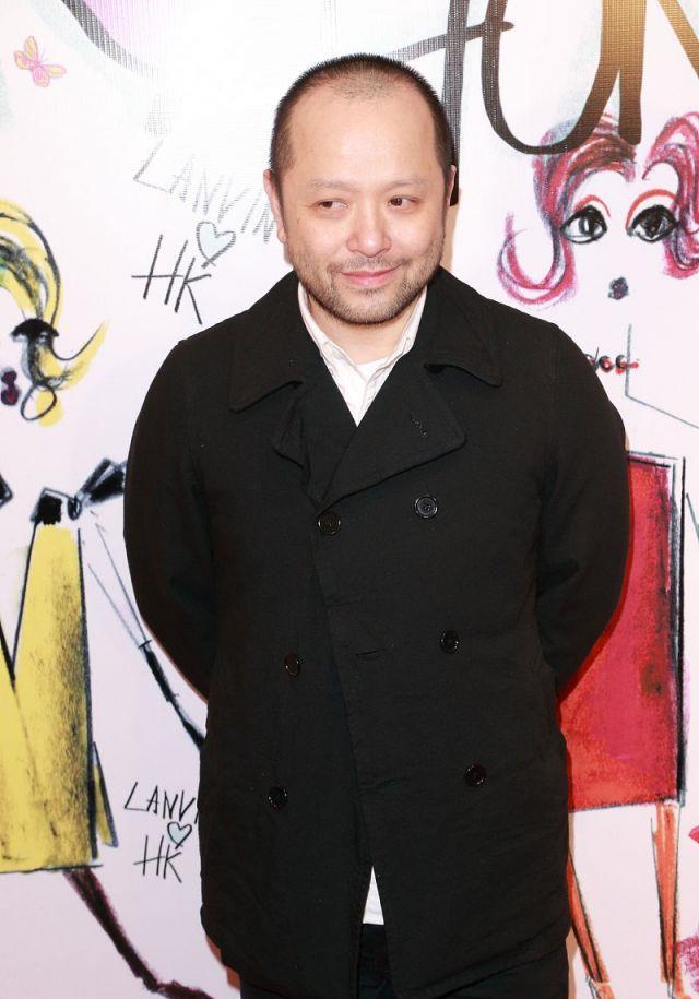 原创沈嘉伟不受亏损3亿影响携妻女享家庭乐小女长腿抢镜像邱淑贞