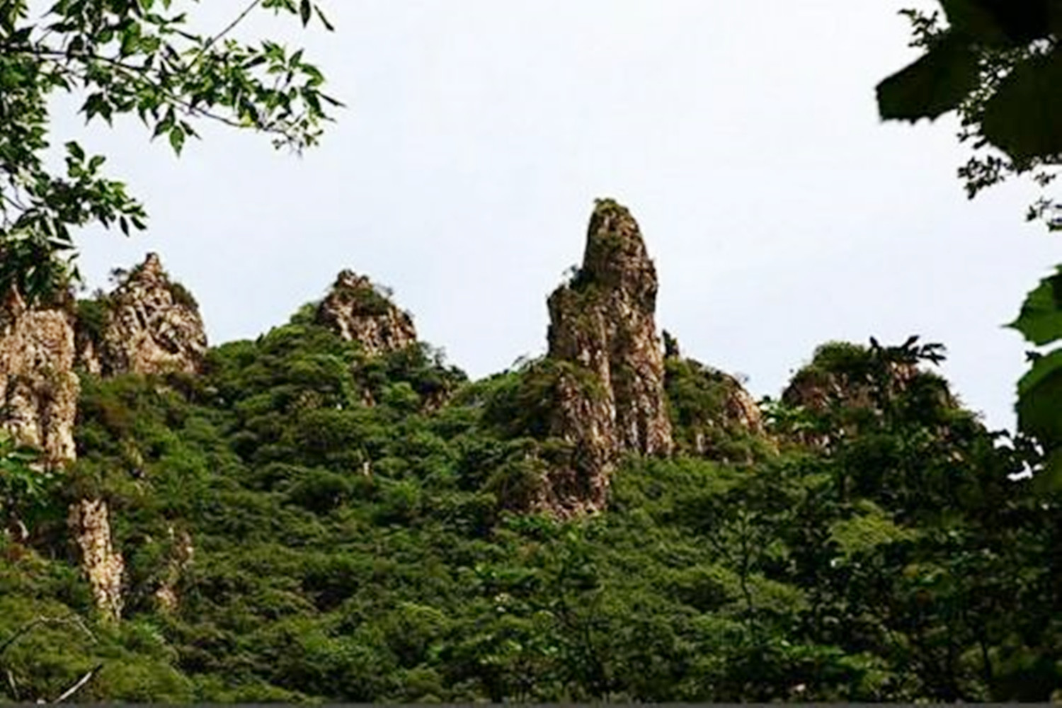 神仙山现在的知名度不是很高,它所处的位置是在河北省保定市阜平县,这