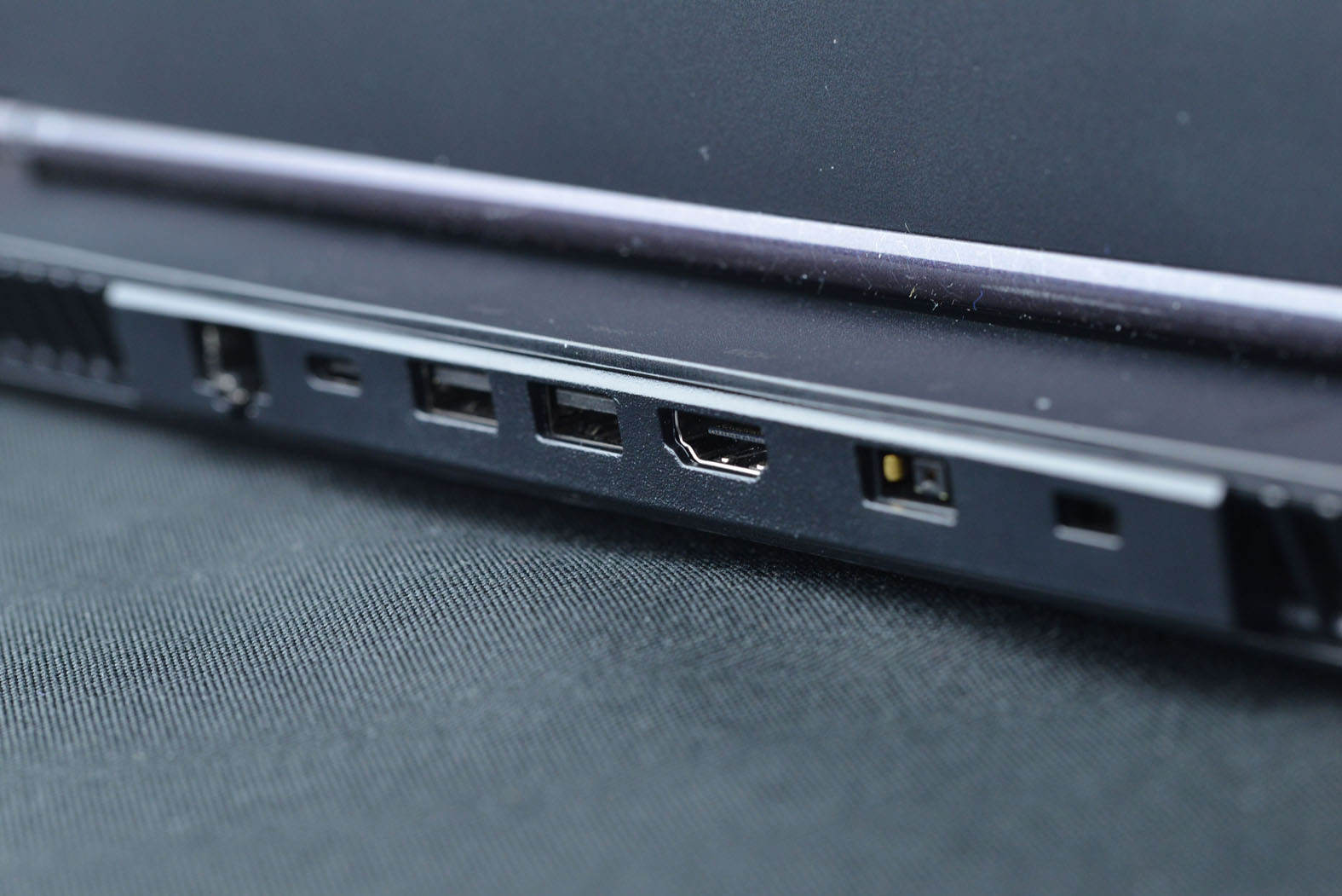 此外,拯救者y7000的接口主要集中在背部.它拥有1个type-c,1个hdmi 2.