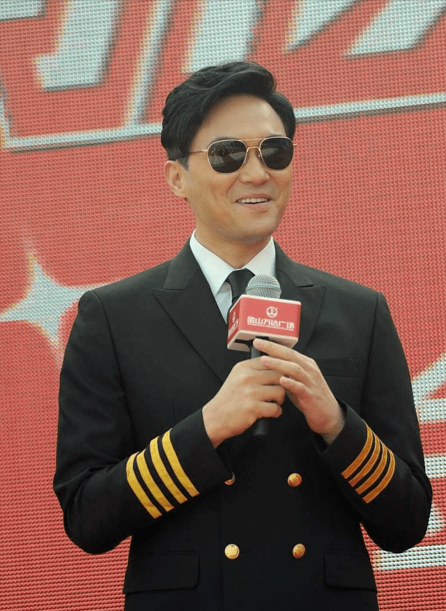 张智霖穿机长装太帅了英姿飒爽线条硬朗实打实的潇洒型男