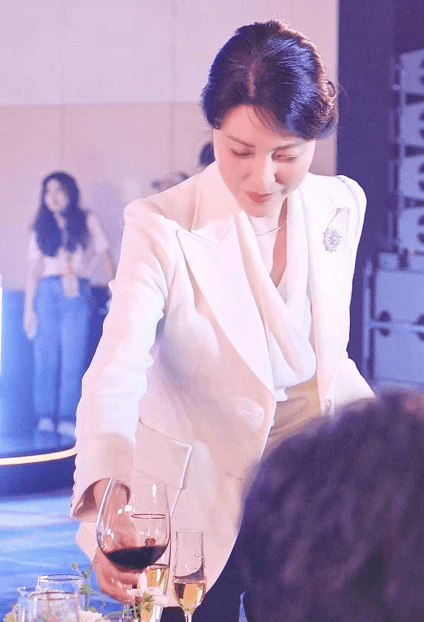 原创53岁周涛新照太惊艳!穿西装出席活动酒量真不错,气质比董卿还好