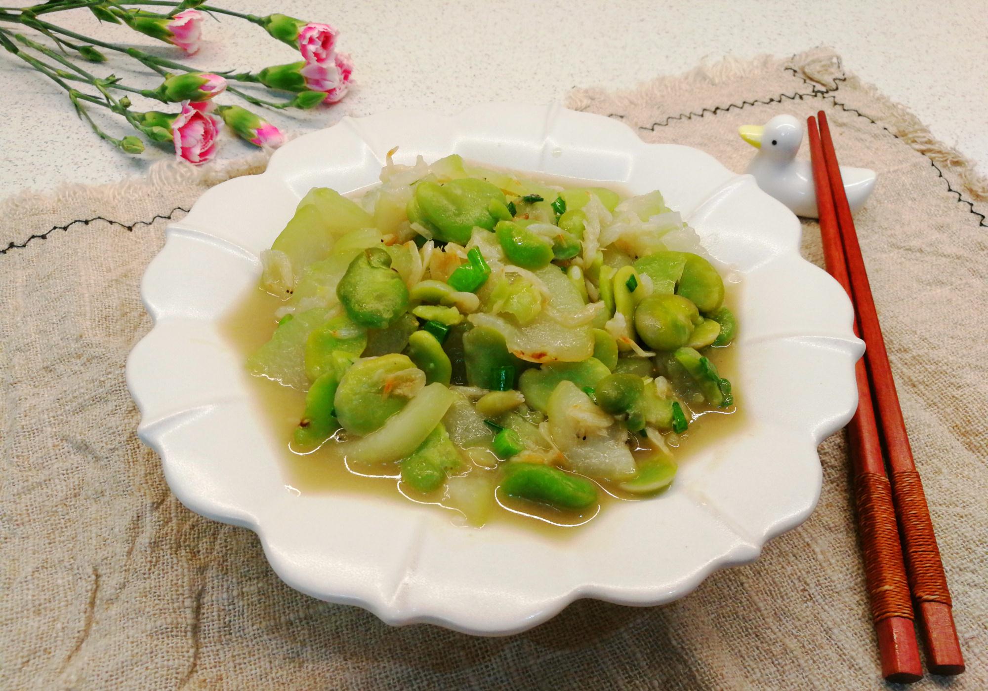 至夜开花变透明色时加盐翻炒,再加入鸡精和香葱拌炒