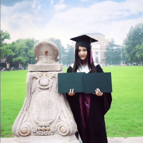 清华大学最美校花美貌与才华并存却被网友比作花瓶