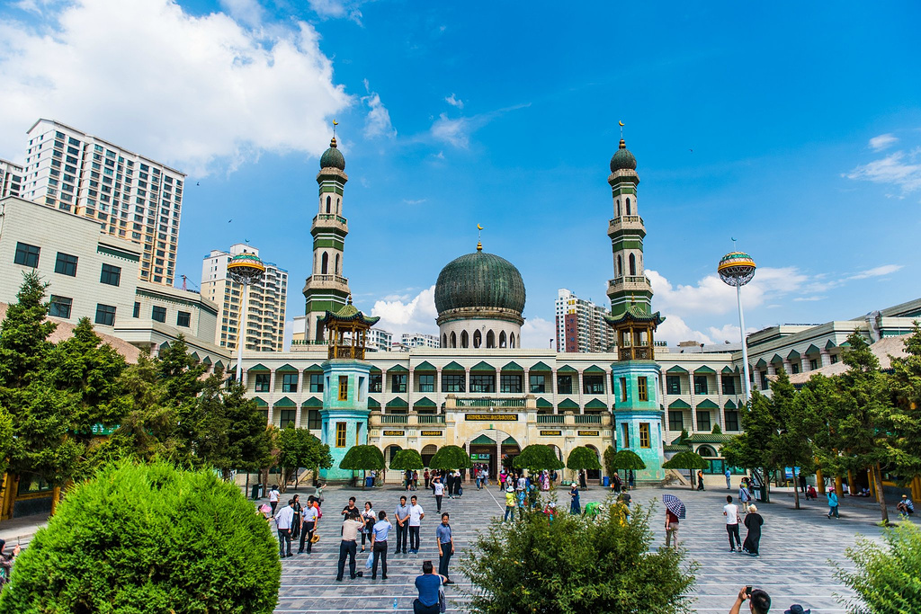 东关清真大寺青海湟源峡,地处青藏公路35公里至90公里处.