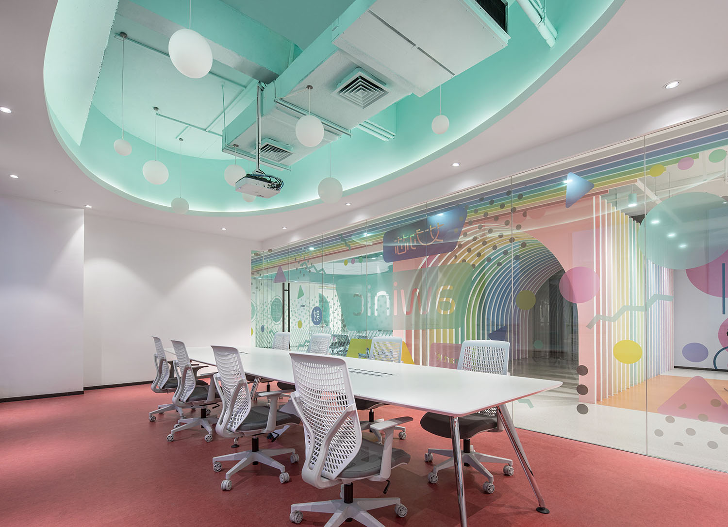 年轻富有活力有趣开放包容的孟菲斯舒适办公空间