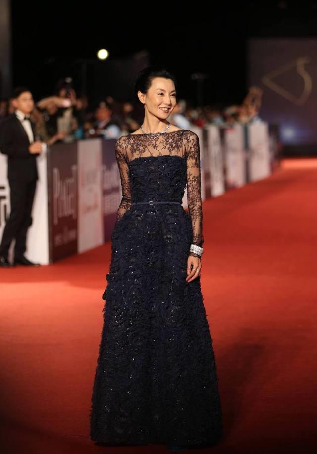 原创张曼玉也太美了吧,穿蓝色礼服精致优雅,你不服老的样子真好看!