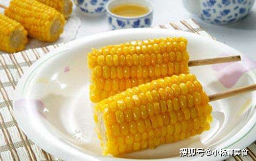 叶子|煮玉米的时候，不要只加盐，还要有“1味”，玉米煮出来又香又甜