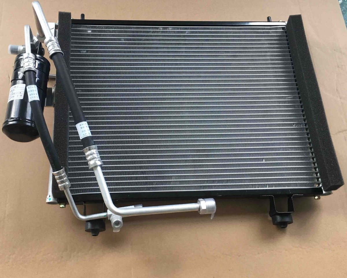 堆积在冷凝器和水箱之间进而造成水箱散热不好,导致发动机工作温度