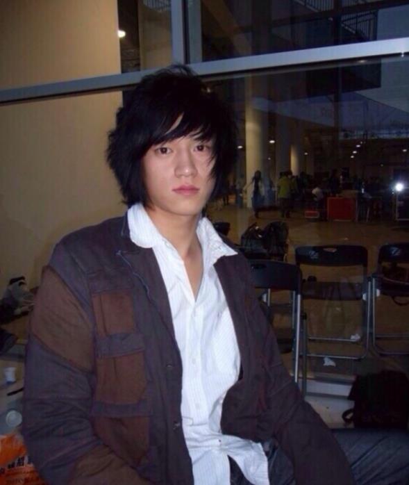 这个保镖的名字叫刘忠巍,其实在当保镖之前是一个很帅气的模特.