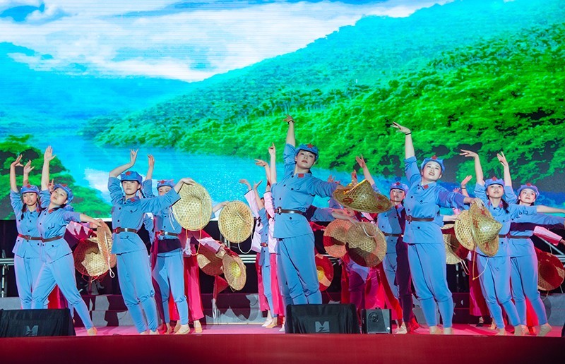 高坪高级职业中学舞蹈《红星闪耀万泉河》,南部东方国际学校舞蹈