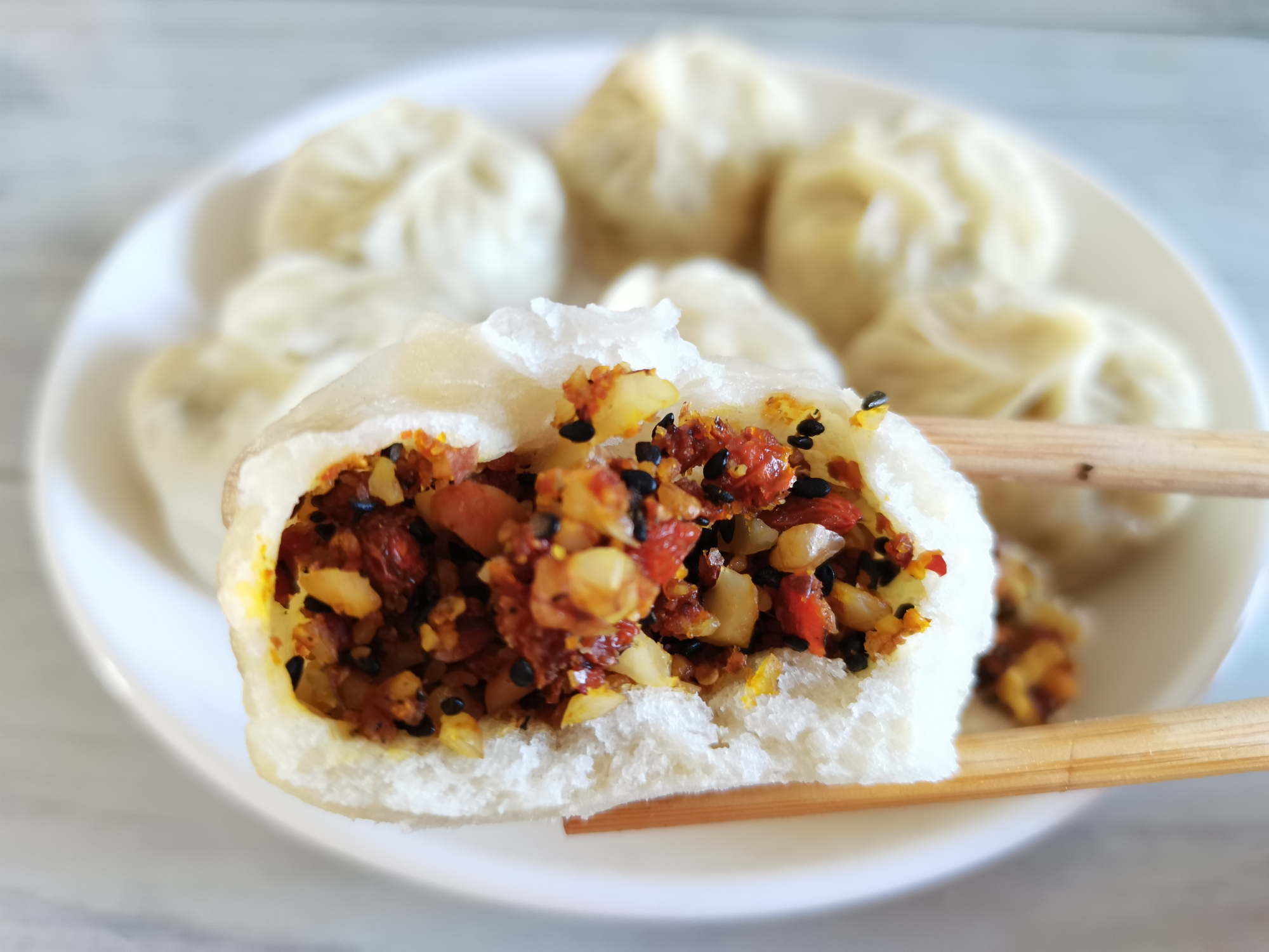 7,蒸熟的就是五仁包子,外皮松软,馅料香甜,原汁原味,咬一口满口生香