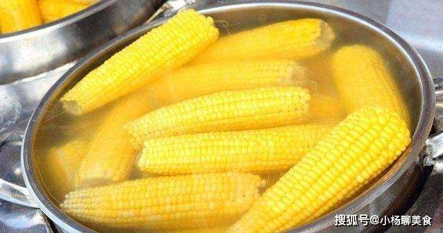 叶子|煮玉米的时候，不要只加盐，还要有“1味”，玉米煮出来又香又甜