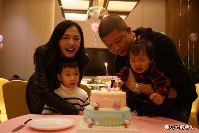 41歲姚晨與曹鬱機場秀恩愛！一路手挽手不鬆開，結婚9年恩愛如初 娛樂 第10張