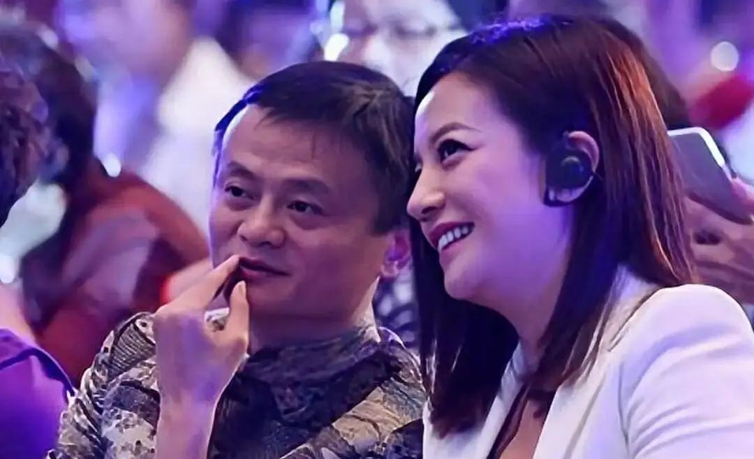 赵薇,又出事了?多家公司股权被冻结!