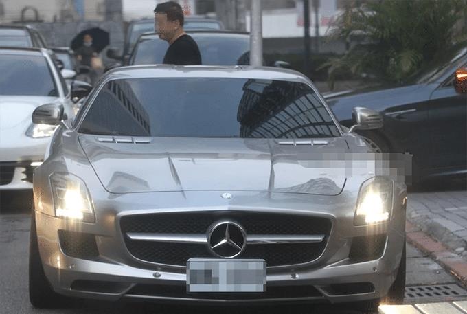 林俊杰现身街头又买1250万新座驾去年仅66场演唱会就赚3亿