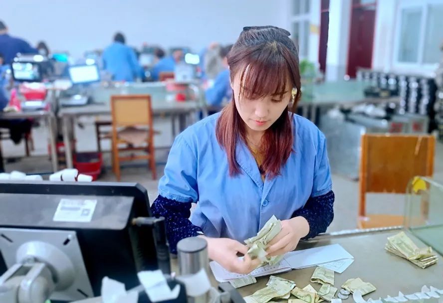 别看他们久坐工位不苟言笑,点起钞来一套天罡指无影手三两下就能把人