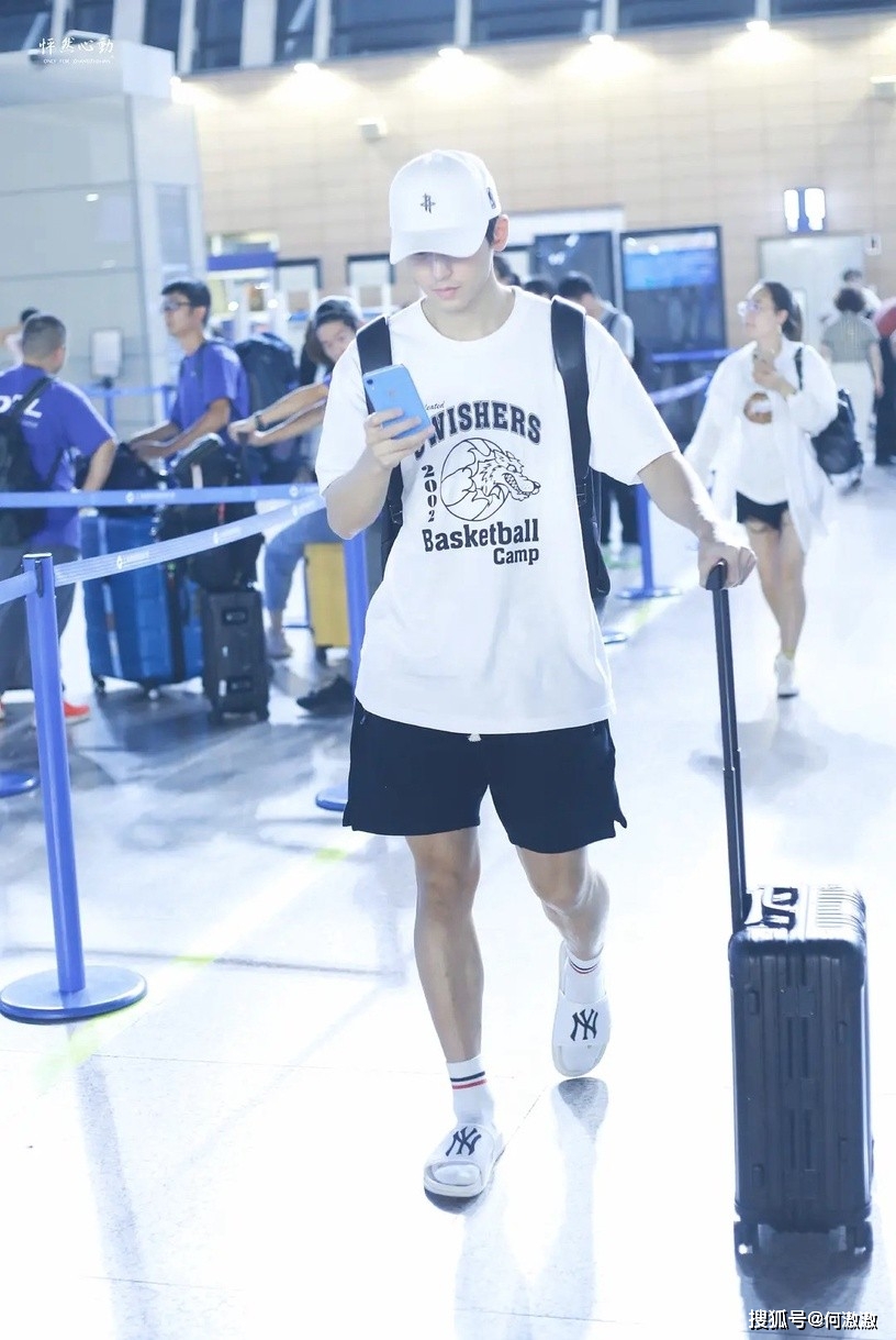 超接地气7位拖鞋控明星李现从高冷男神变沙雕大爷