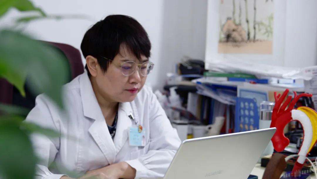 原创每一次都是实战29年日夜兼程她把无数病人从生死线上拉了回来