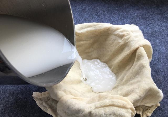 3,将一小勺可食用的石灰用清水勾兑均匀,再倒入锅中煮至沸腾后倒出