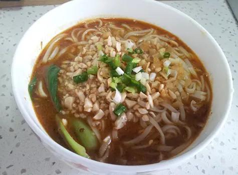 原创
正宗的重庆小面佐料是其灵魂所在
