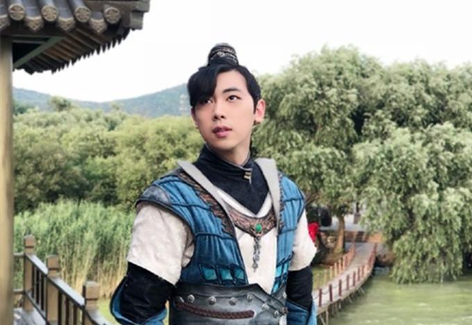 章小蕙32岁弟弟高大帅气,tvb出道多年不红,已转投内地发展_章宇昂