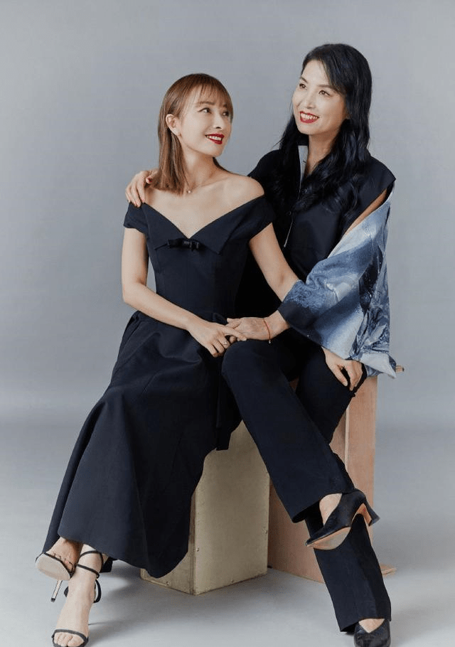 吴昕携妈妈拍母女照,昕妈穿一身黑好优雅,却被少女心指甲抢了镜