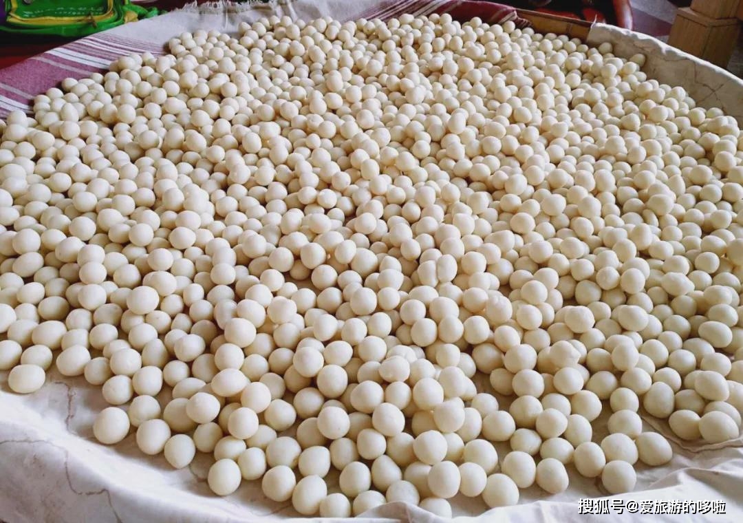 做立夏果先得将大米熬成浆,再将它熬干,搓揉成小的米团子,加入香菇