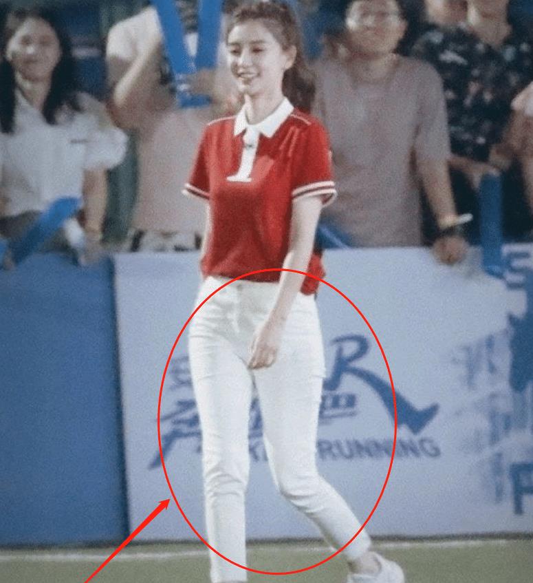 baby穿紧身裤不搭高跟鞋,见她生图下的全身照,真实身材一望而知