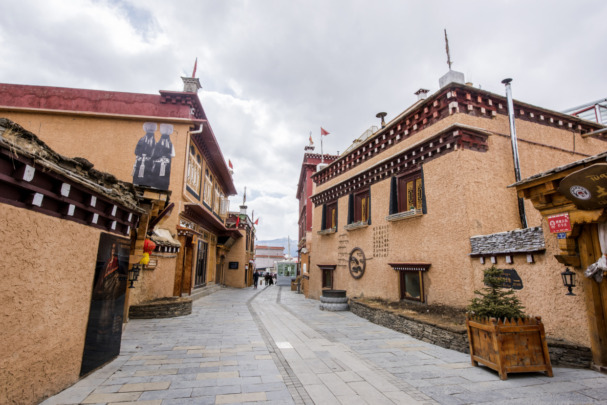 四川理塘 世界海拔最高的县城 隐世而美丽 因丁真成热门旅游地 游客