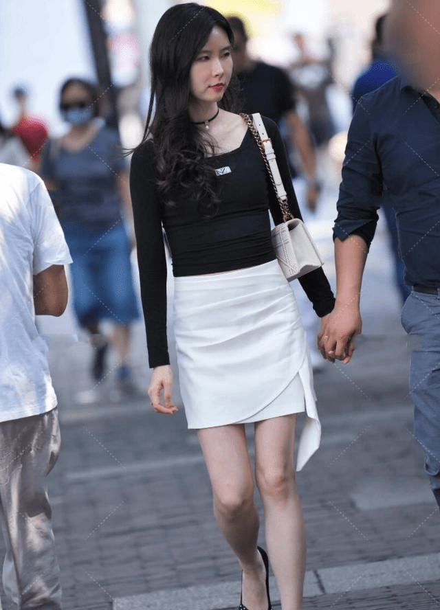 短裙怎么搭配衣服除了款式和风格身材条件同样重要