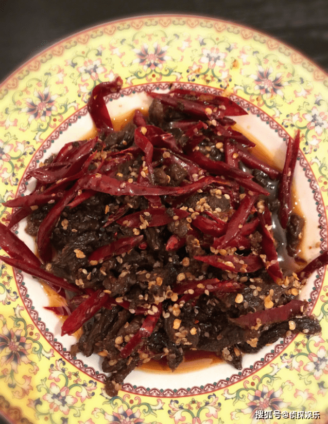 原创
谢娜挺巨肚做辣口家常菜,口味和怀头胎相似,网友:又是女儿?