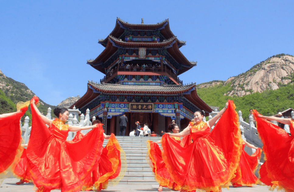 五一小長假新泰新甫山景區迎來旅遊客流高峰