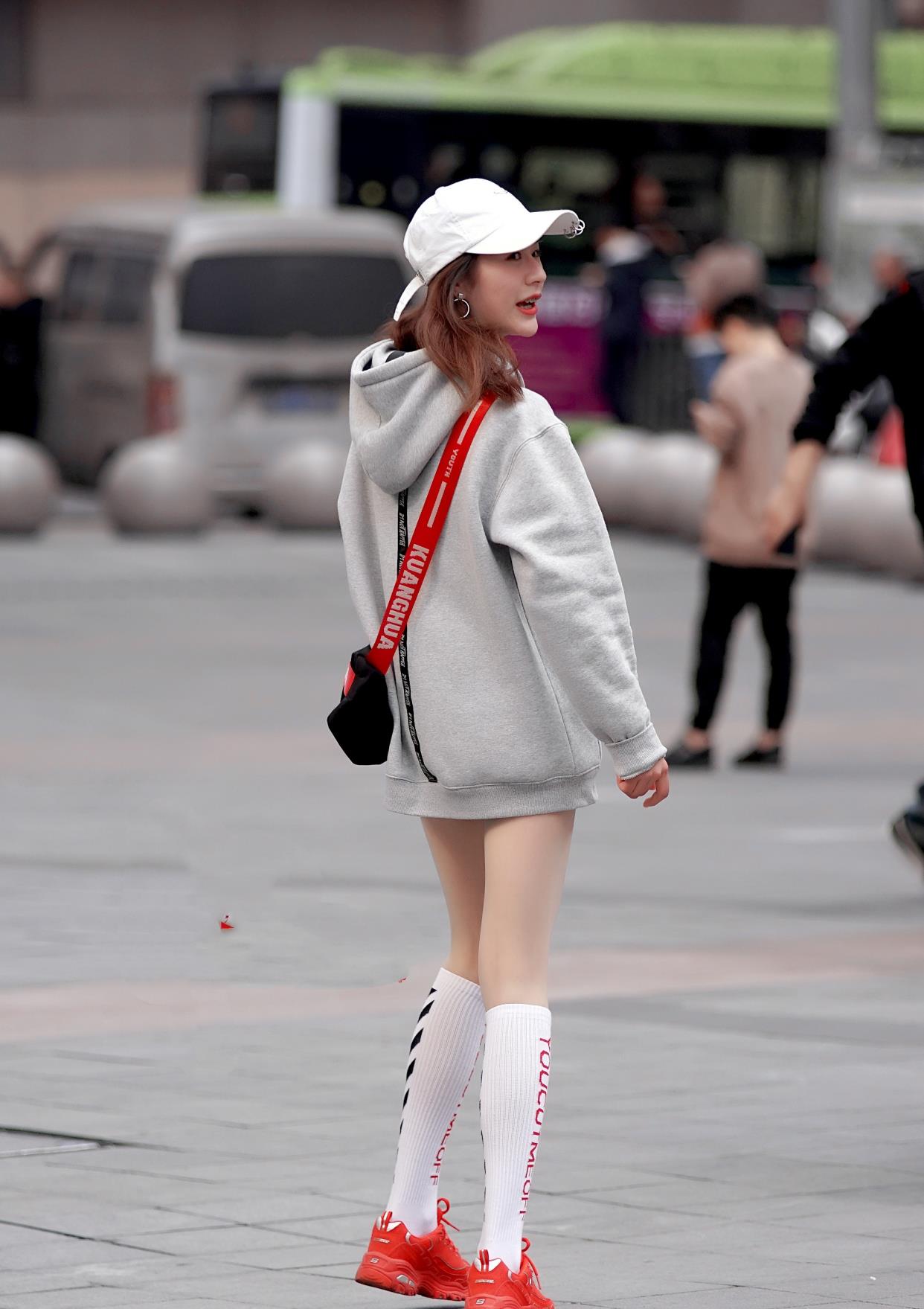 灰色卫衣,搭配短裤 红色运动鞋,穿出下装消失的效果_时尚