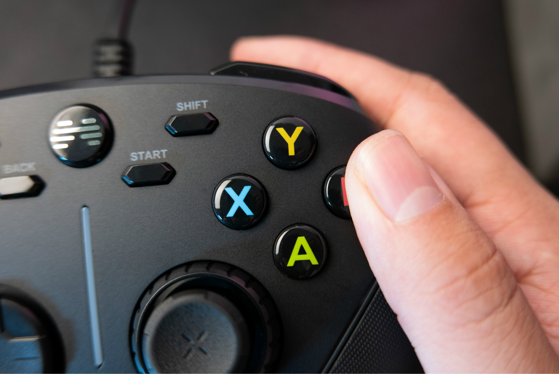 结合lb/rb一共四个自定义编程按键,可以通过"北通手柄助手"自由设置宏