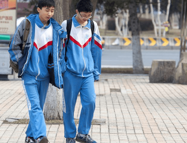 南开校服怎么穿搭_南开中学校服