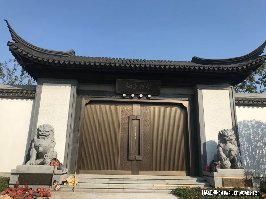 多60个字)编辑一下车,一扇古朴却又不失威严的将军门就浮现在我的眼前