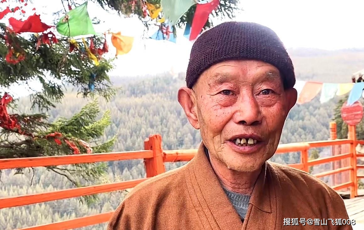 罩里的塑像,四皇子的肉身菩萨,眼前的塑像通体金身,上面写着晓安祖师