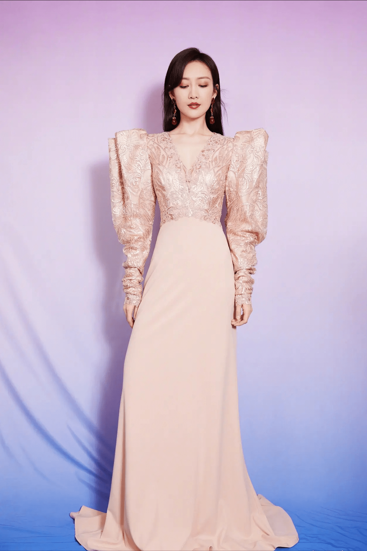 王鸥新造型好飒"羊腿袖"礼服秀a5腰 网友:撒点孜然_风格