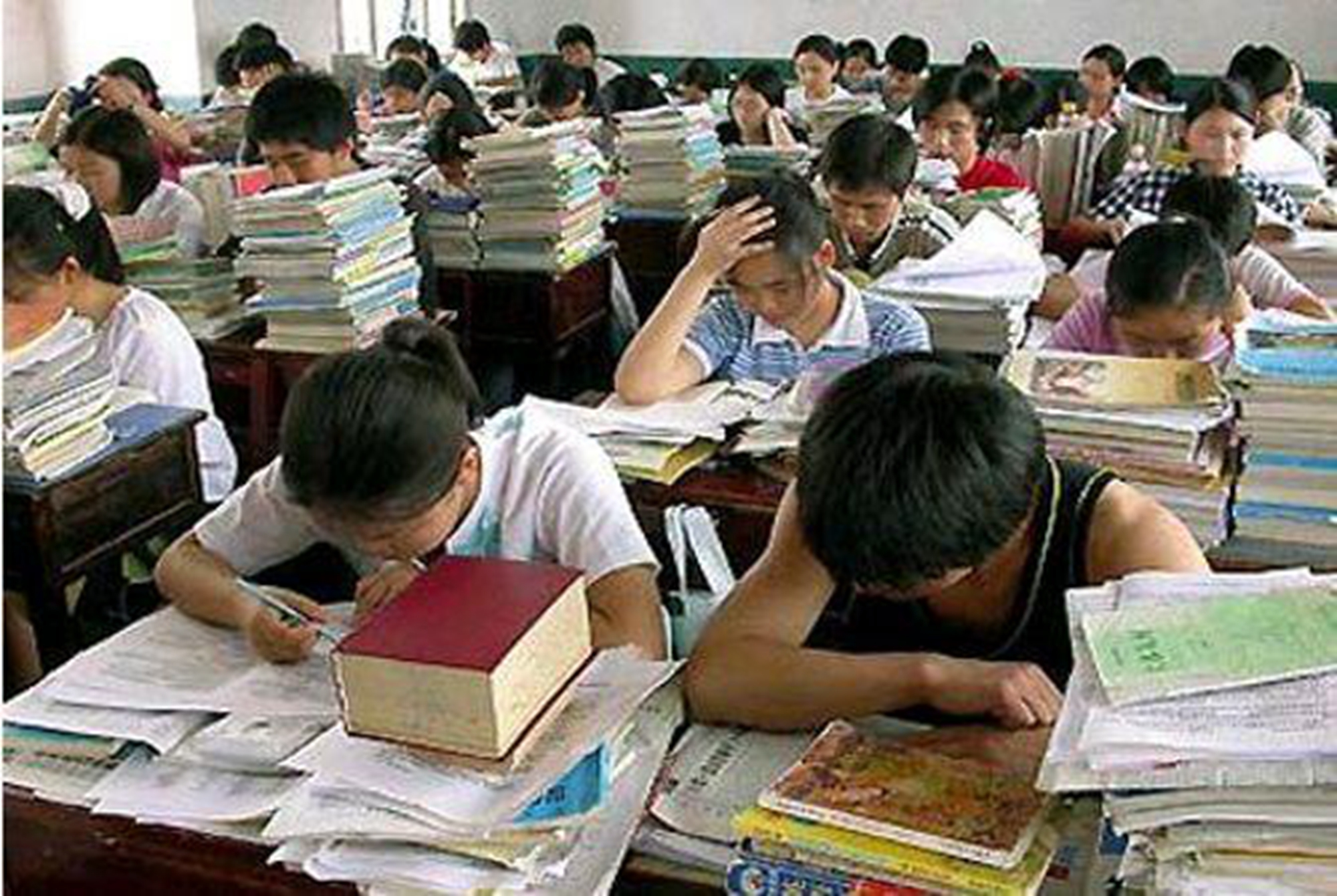 堆积如山的作业也固定了学生的思维,长期如此,学生的心理便会有所改变