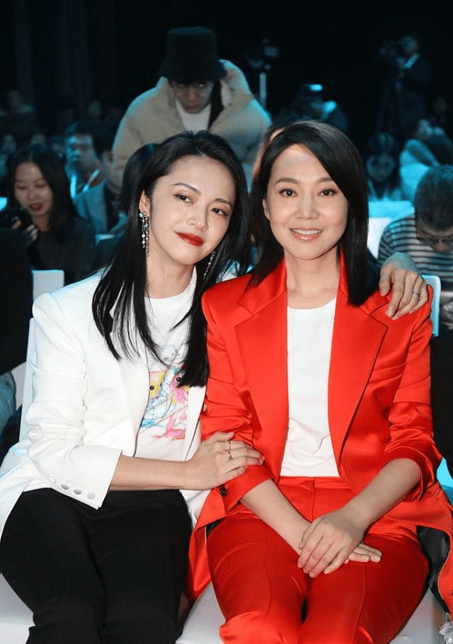 50岁闫妮遇上41岁姚晨俩人穿西装合照差了九岁状态真不一样