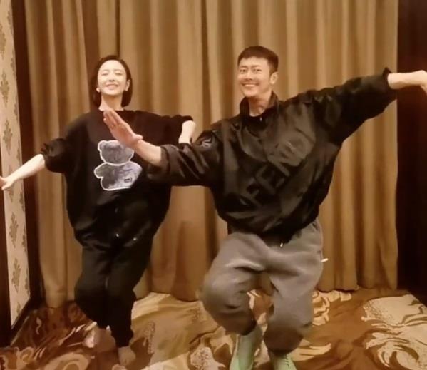 原创印小天和佟丽娅一起跳舞:前后配合十分默契,太像一对情侣了