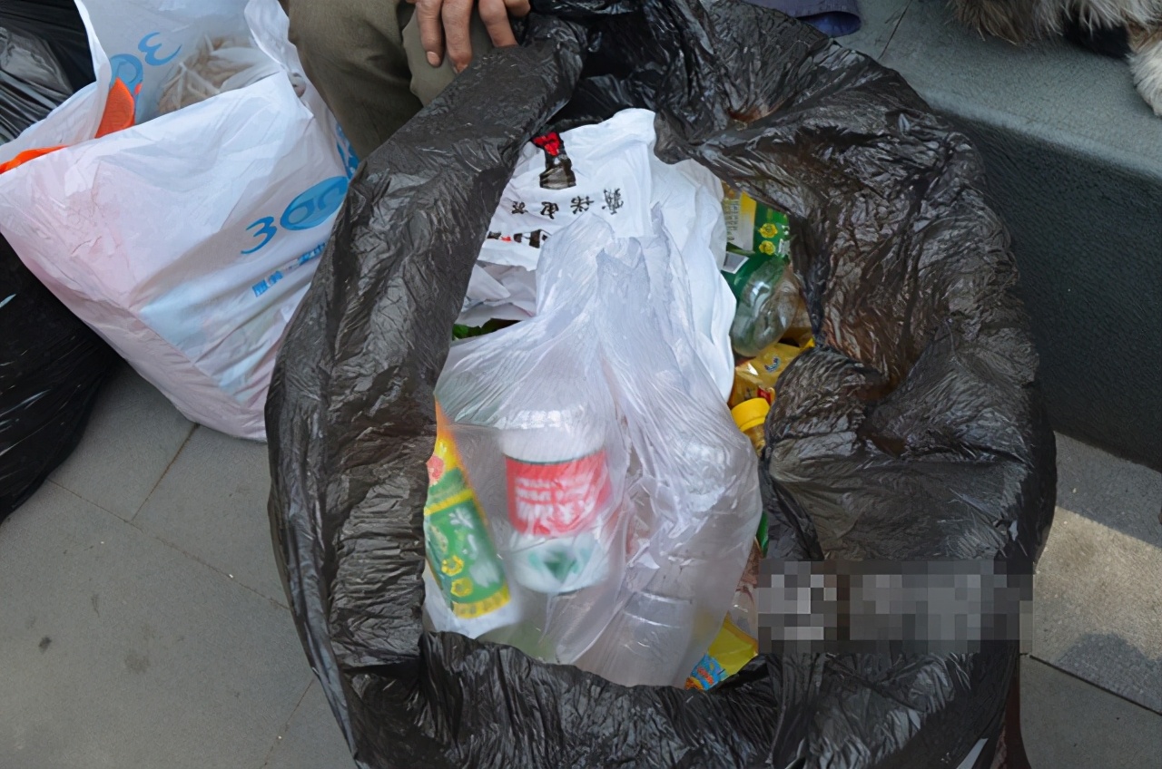 老人太节俭,将“废品”占满屋,宝妈无奈:孩子已被严重影响