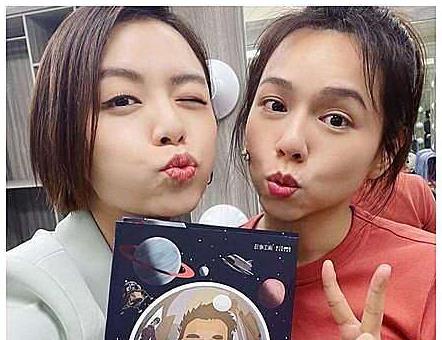 刘品言被喊「小天心」19年!终于同框本尊 网友看呆了:双胞胎_芸桦