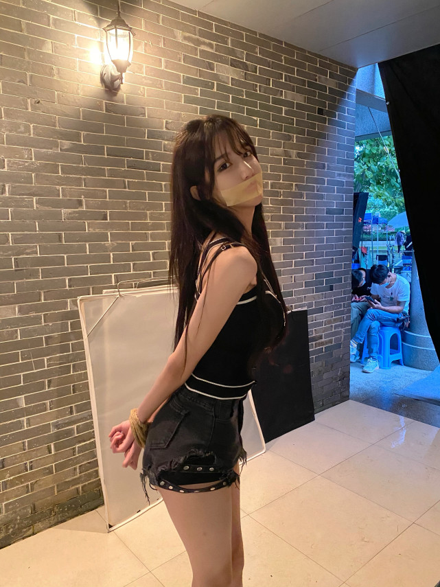 原创艾比虚报变性后拍暧昧视频配合男伴身高蹲着拍穿短裙露出安全裤