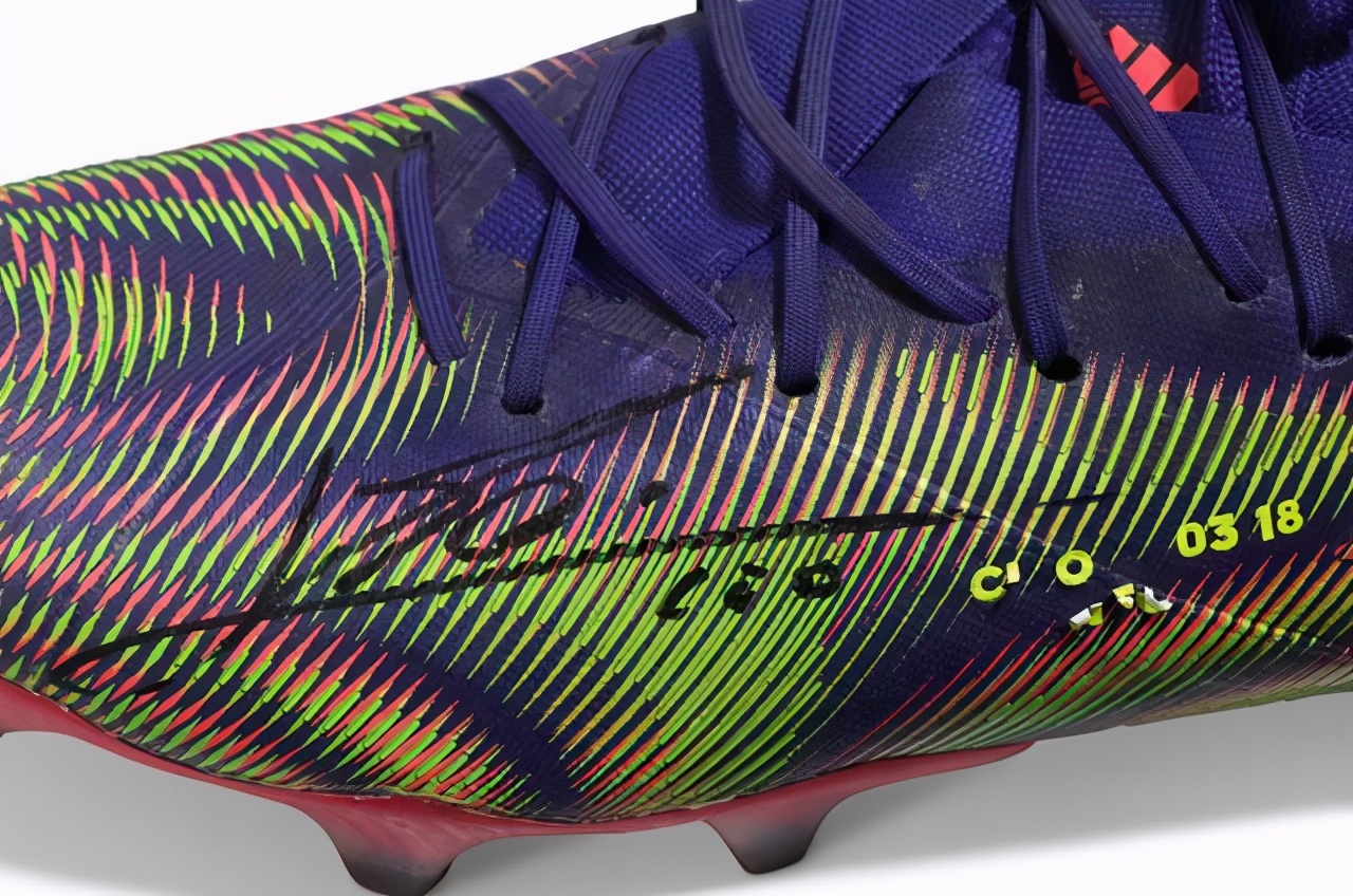 梅西战靴拍卖以17.27万美元落锤,该资金被用来支持健康项目_球鞋