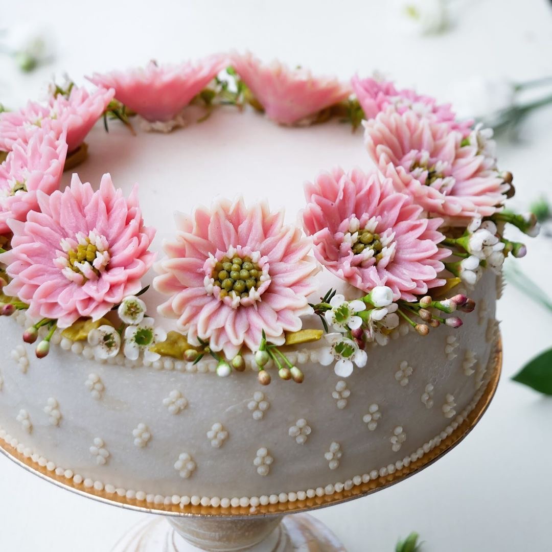 韩式裱花是一种蛋糕的装饰方法,它是在wilton的安装方法的基础上发展