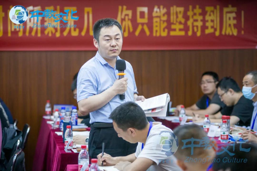 到了授课时间,有着"机电大师"称号的实力派名师朱培浩,一出场就受到了