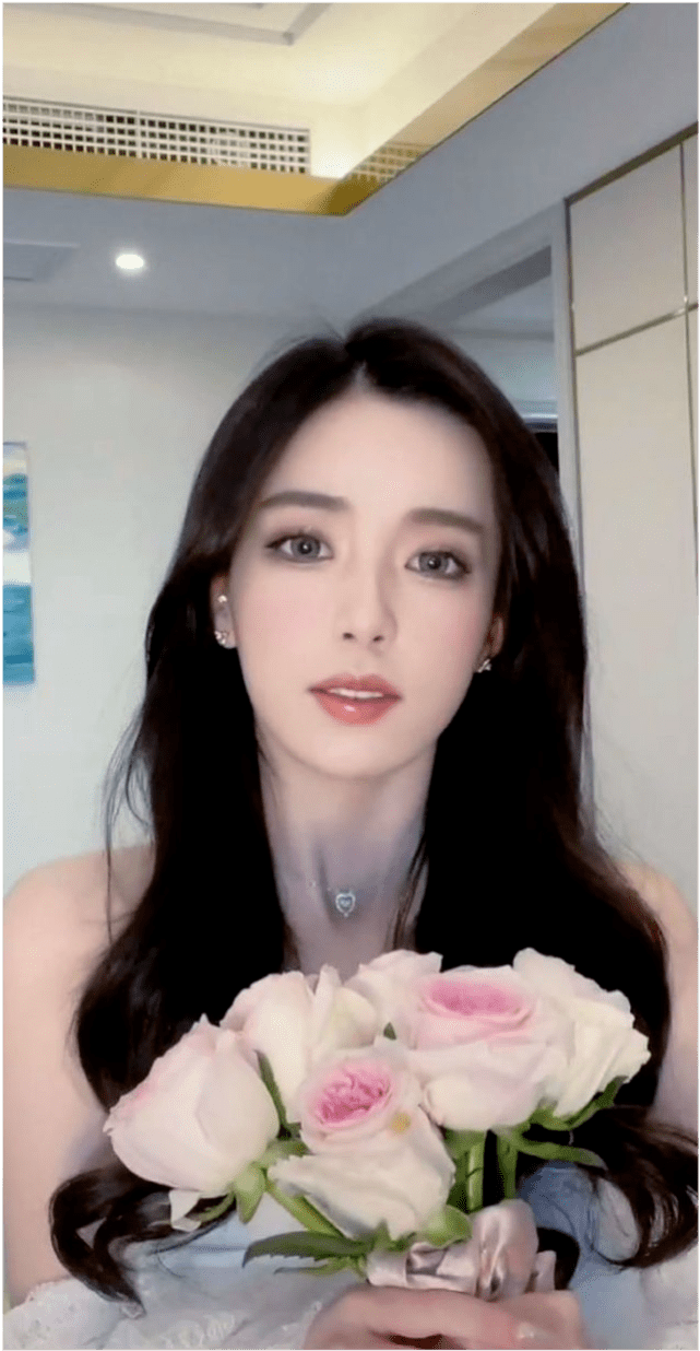 网红迅猛龙拍视频翻车,眼睛嘴巴妆容印在梳子上,侧脸太虐像月亮脸