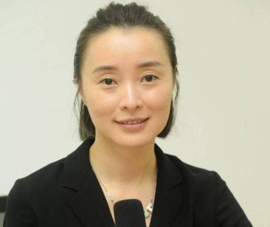 邓超得知后,为了安抚妻子的心,他身穿西装手持"白玉兰花骨朵",在社交