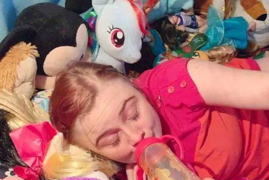 原创成年巨婴火了22岁女子每天需要被照顾男友心甘情愿